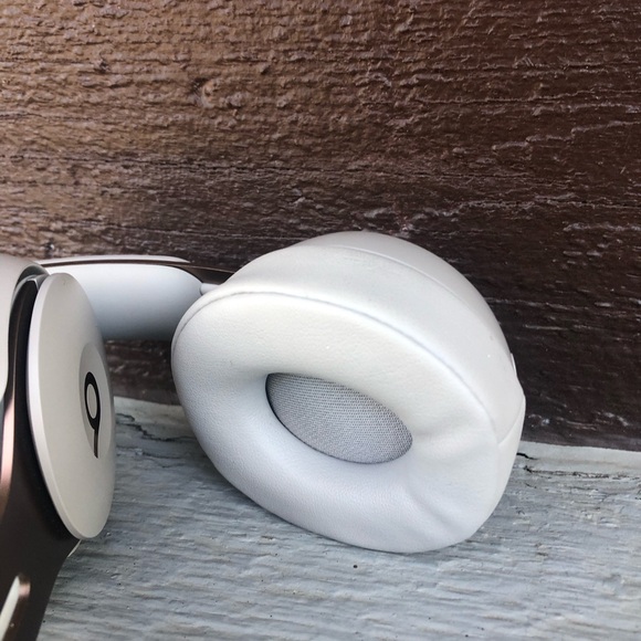 Dr Dre Beats Studio 3 noise cancellation